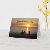 Paar zit op strand op de Kaart van het Sunset Jubi (Gele Bloem)