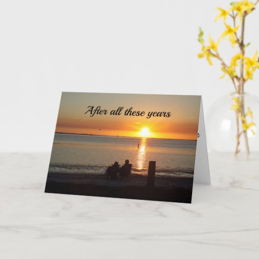 Paar zit op strand op de Kaart van het Sunset Jubi (Gele Bloem)