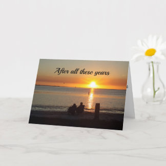 Paar zit op strand op de Kaart van het Sunset Jubi