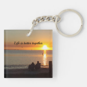 Paar zit op strand op de Sleutelhanger