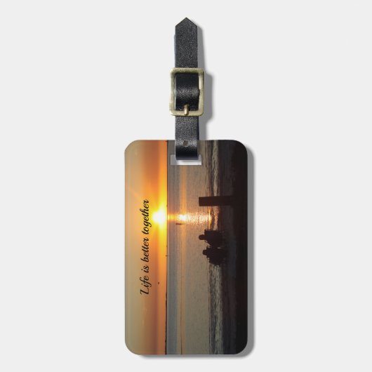 Paar zit op strand op het Bagagelabel (Voorkant verticaal)