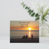 Paar zit op strand op het Briefkaart van het Sunse (Staand voorkant)