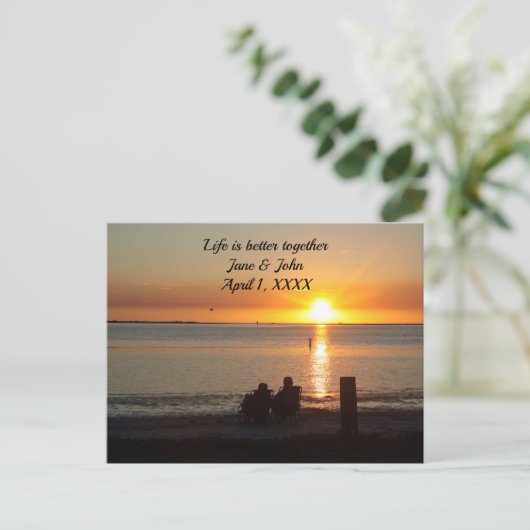 Paar zit op strand op het Briefkaart van het Sunse (Staand voorkant)