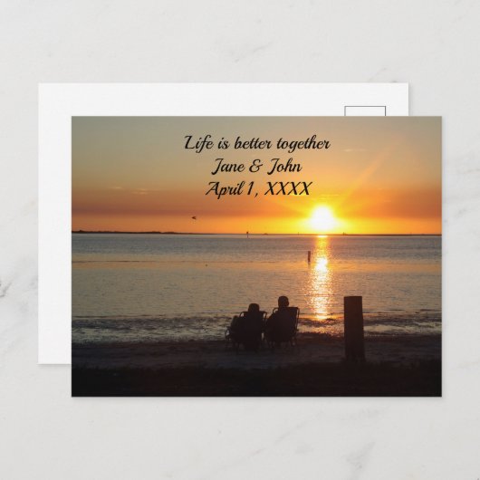 Paar zit op strand op het Briefkaart van het Sunse (Voorkant / Achterkant)