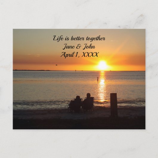 Paar zit op strand op het Briefkaart van het Sunse (Voorkant)