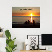 Paar zit op strand op het Poster (Thuiskantoor)