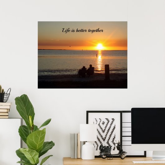 Paar zit op strand op het Poster (Thuiskantoor)
