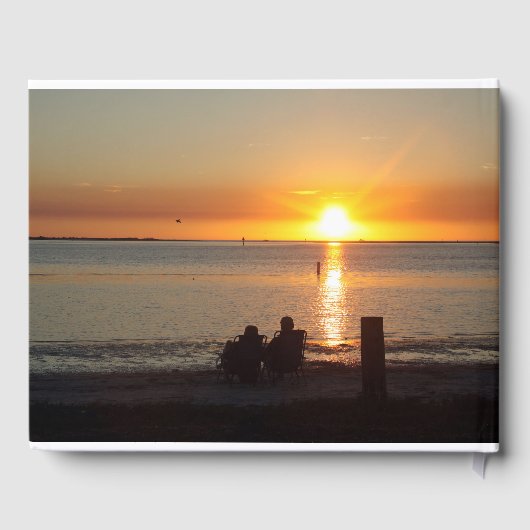 Paar zit op strand op het Sunset Guest Book Gastenboek (Achterkant)