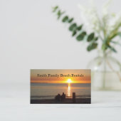 Paar zit op strand op het Visitekaartje (Staand voorkant)