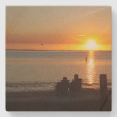 Paar zit op strand op Onderzetter met zonnesteen (Voorkant)