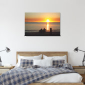 Paar zit op strand op Sunset Canvas print (Insitu (Slaapkamer))