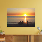 Paar zit op strand op Sunset Canvas print (Insitu (Woonkamer))
