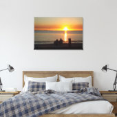 Paar zit op strand op Sunset Canvas print (Insitu (Slaapkamer))