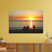 Paar zit op strand op Sunset Canvas print (Insitu (Woonkamer))
