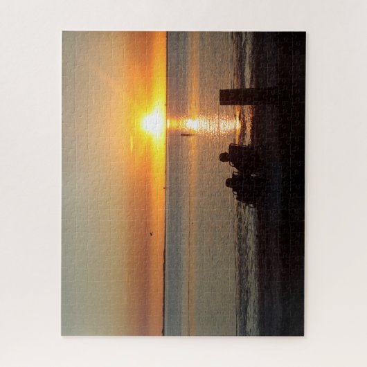 Paar zit op strand op Sunset Jigzaag Puzzle Legpuzzel (Verticaal)