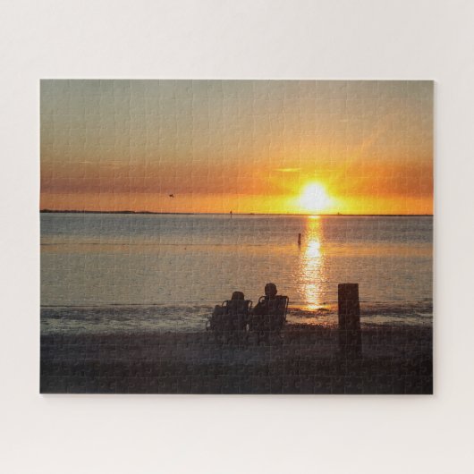 Paar zit op strand op Sunset Jigzaag Puzzle Legpuzzel (Horizontaal)