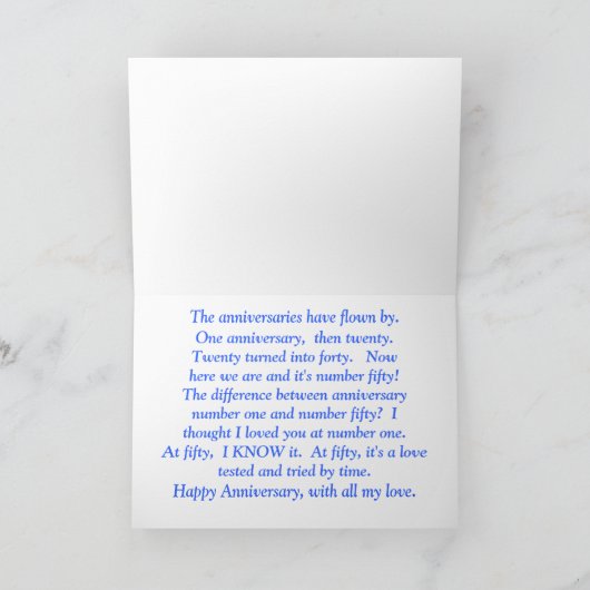 "PAAR ZIT TEVREDEN OP HET STRAND" JUBILEUM KAART (Binnen)