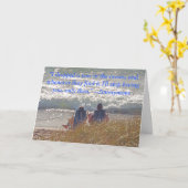 "PAAR ZIT TEVREDEN OP HET STRAND" JUBILEUM KAART (Gele Bloem)