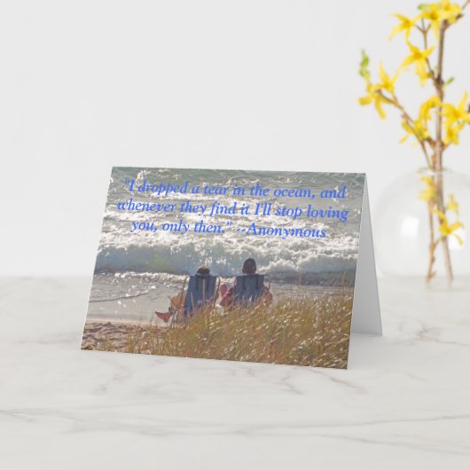 "PAAR ZIT TEVREDEN OP HET STRAND" JUBILEUM KAART (Gele Bloem)