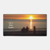 Paar zittend op Florida Beach Desk Mat (Voorkant)