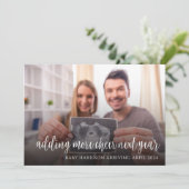 Paar Zwangerschap Aankondiging Kerstmis Kaart (Staand voorkant)