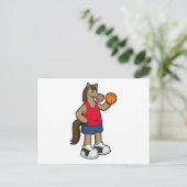 Paard als basketballer met basketbal briefkaart (Staand voorkant)