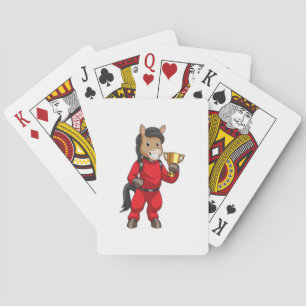 Paard als kampioen met trofee pokerkaarten