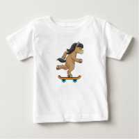 Paard als schaatser met skateboard