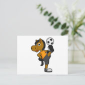 Paard als voetballer met voetbal briefkaart (Staand voorkant)