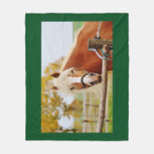 Paard bij poort fleece deken (Voorkant)