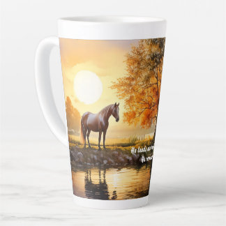 Paard bij zonsopgang met vers latte mok