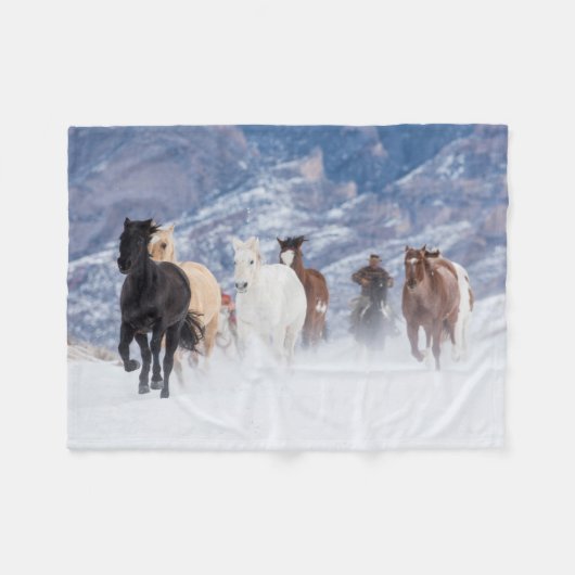 Paard dat door de sneeuw rent fleece deken (Voorkant (Horizontaal))