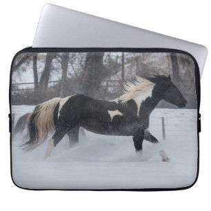 Paard dat door de sneeuw rent laptop sleeve