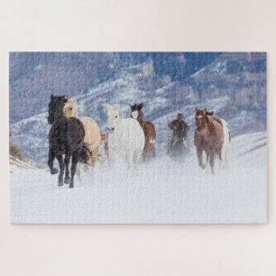 Paard dat door de sneeuw rent legpuzzel