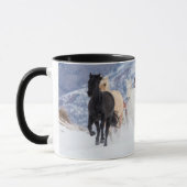 Paard dat door de sneeuw rent mok (Links)