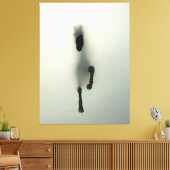 Paard dat door mist breekt canvas afdruk (Insitu (Woonkamer))
