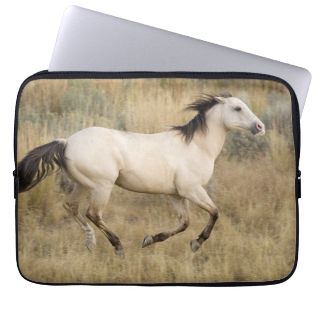 Paard dat door prairiegras loopt laptop sleeve (Voorkant)