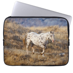 Paard dat rondloopt in de schilderachtige heuvels laptop sleeve