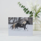 Paard die door de sneeuw loopt briefkaart (Staand voorkant)