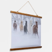 Paard die door de sneeuw loopt hangend wandkleed (Gebogen)