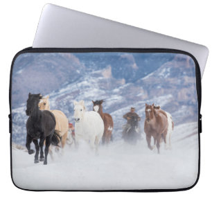 Paard die door de sneeuw loopt laptop sleeve