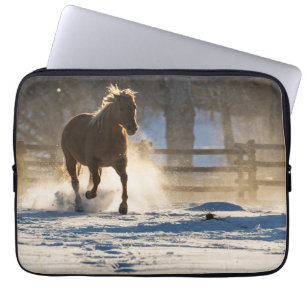 Paard die door de sneeuw loopt laptop sleeve