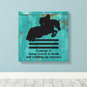 Paard en ruiter springen - met Courage Quote Canvas Afdruk (Insitu (Houten vloer))