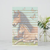 Paard en veulen rusten in een lente setting briefpapier (Staand voorkant)