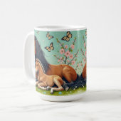 Paard en veulen rusten in een lente setting koffiemok (Voorkant links)