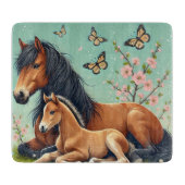 Paard en veulen rusten in een lente setting snijplank (Voorkant)