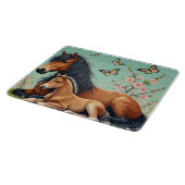 Paard en veulen rusten in een lente setting snijplank (Hoek)