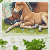 Paard en veulen rusten in een lente setting theedoek (Gevouwen)