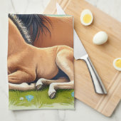 Paard en veulen rusten in een lente setting theedoek (Quarter Fold)