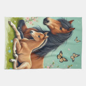 Paard en veulen rusten in een lente setting theedoek (Horizontaal)